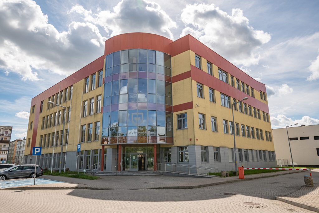 Budynek Uczelni Jana Wyżykowskiego w Polkowicach, z przeszklonym wejściem głównym.
